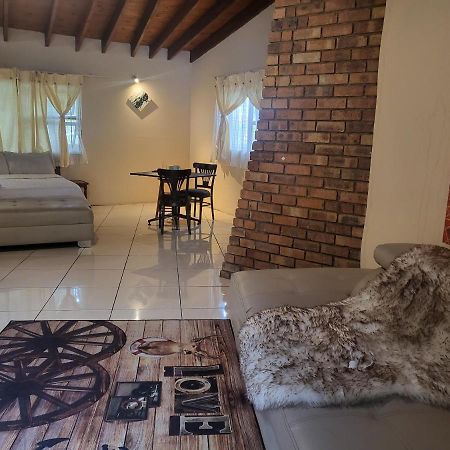 Albatrossways Lodge Sandton Esterno foto