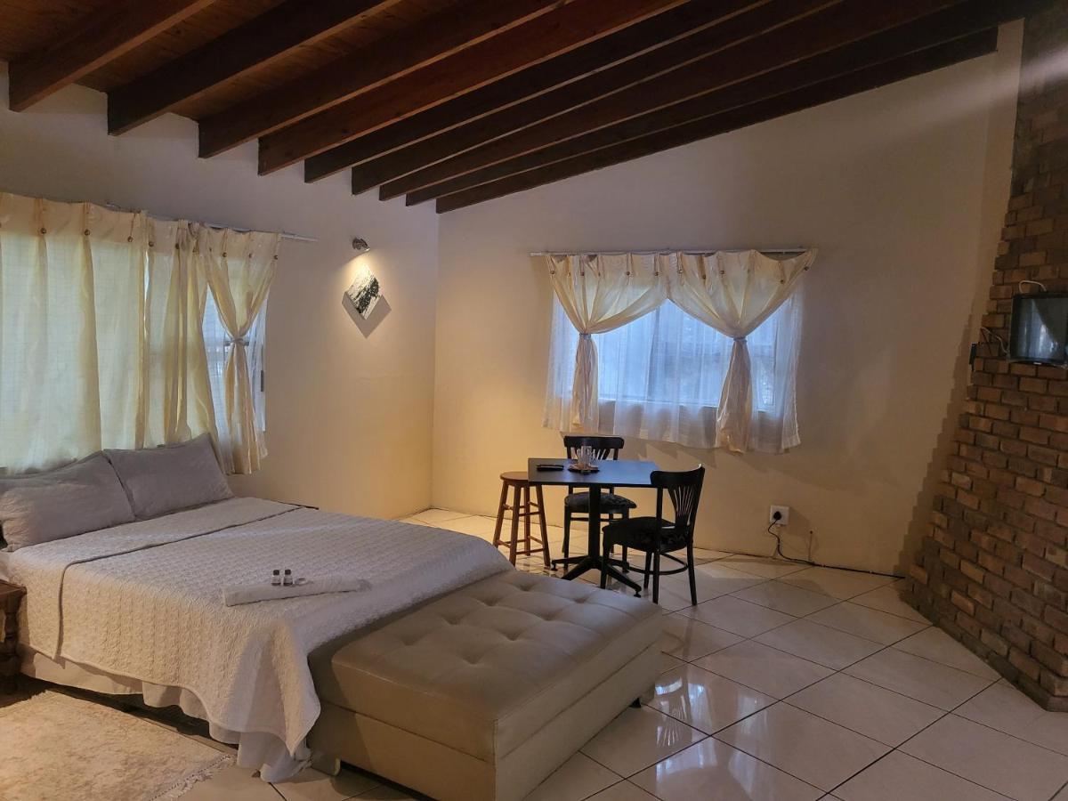 Albatrossways Lodge Sandton Esterno foto