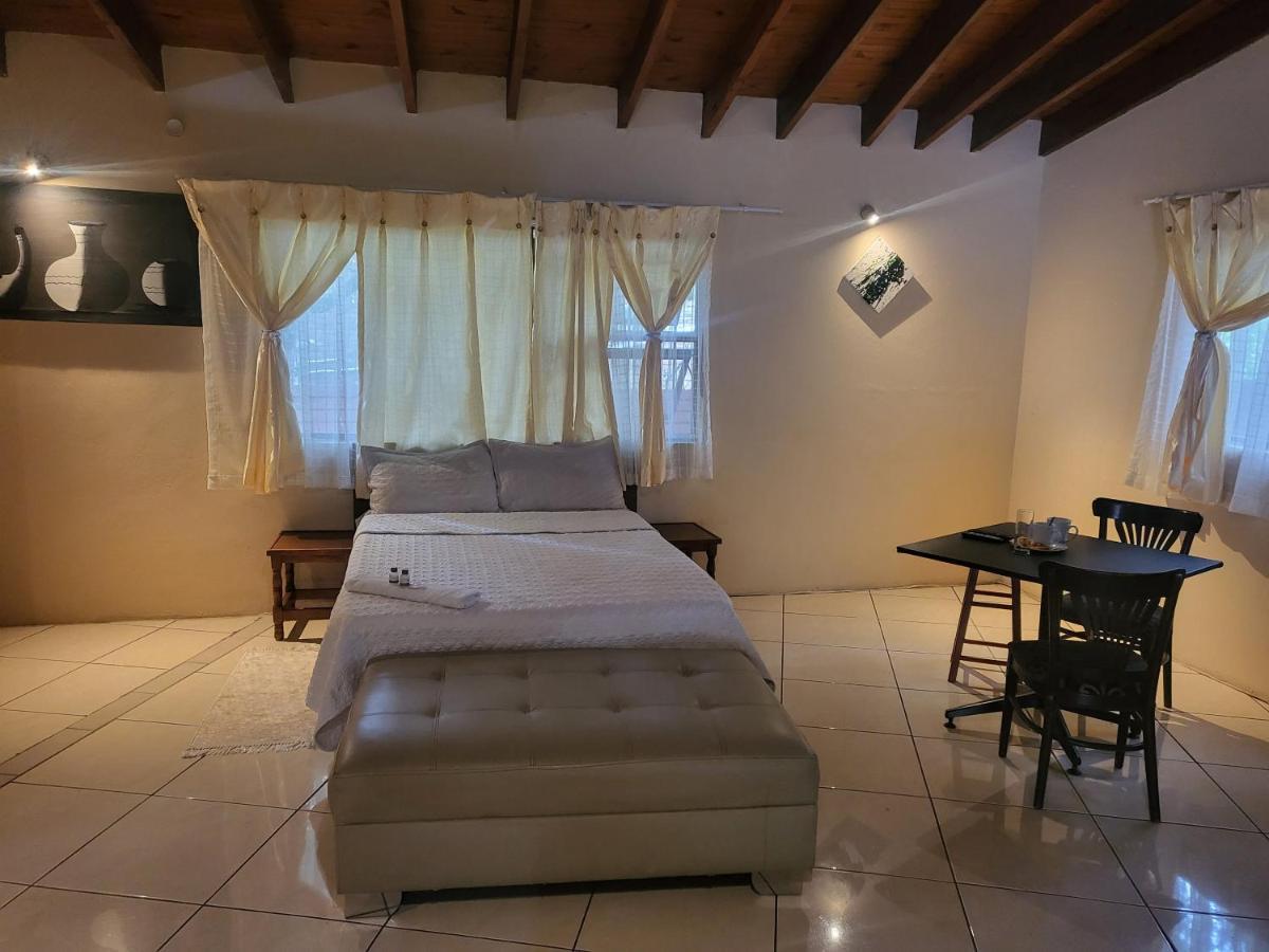 Albatrossways Lodge Sandton Esterno foto