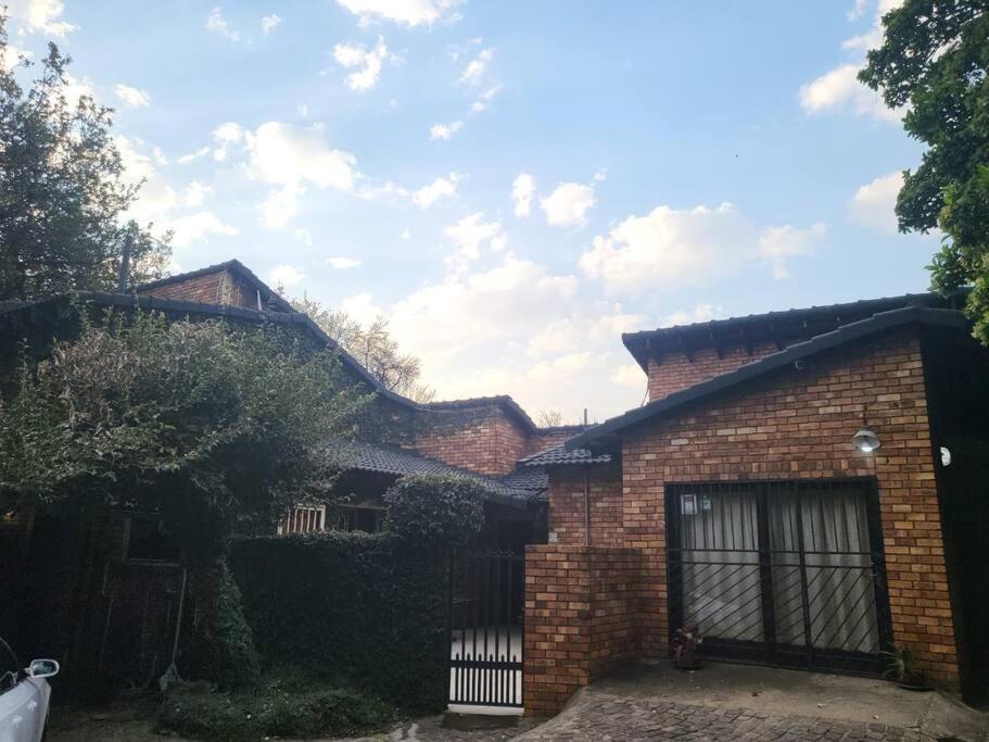 Albatrossways Lodge Sandton Esterno foto