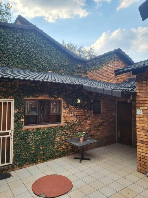 Albatrossways Lodge Sandton Esterno foto