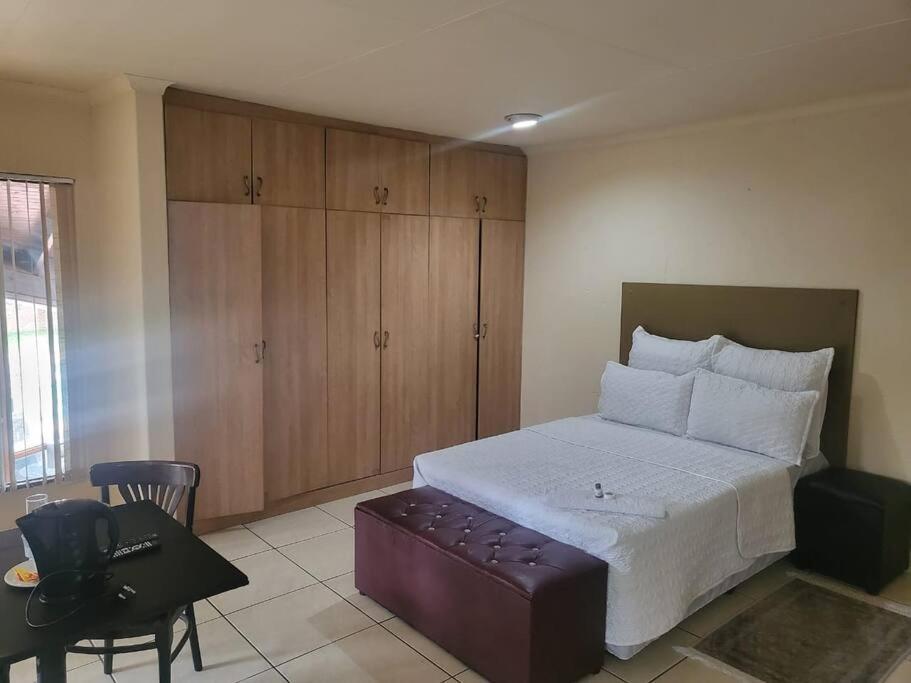 Albatrossways Lodge Sandton Esterno foto