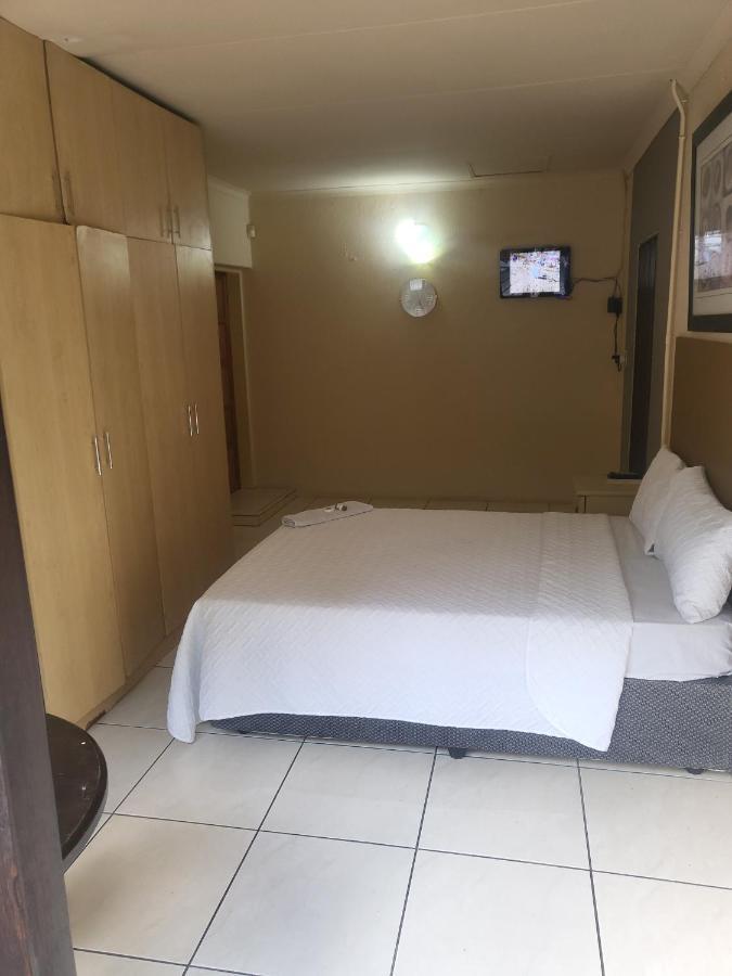 Albatrossways Lodge Sandton Esterno foto