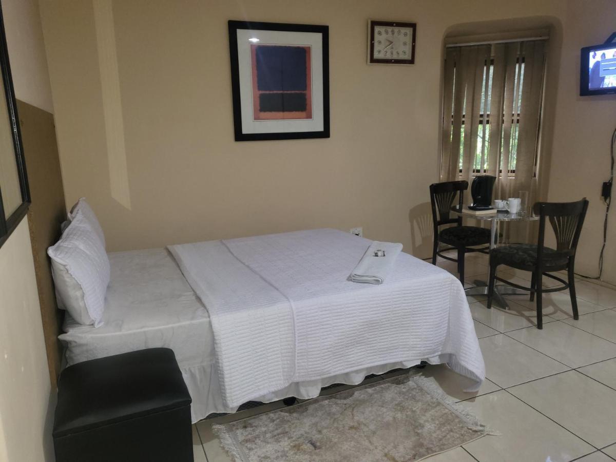 Albatrossways Lodge Sandton Esterno foto