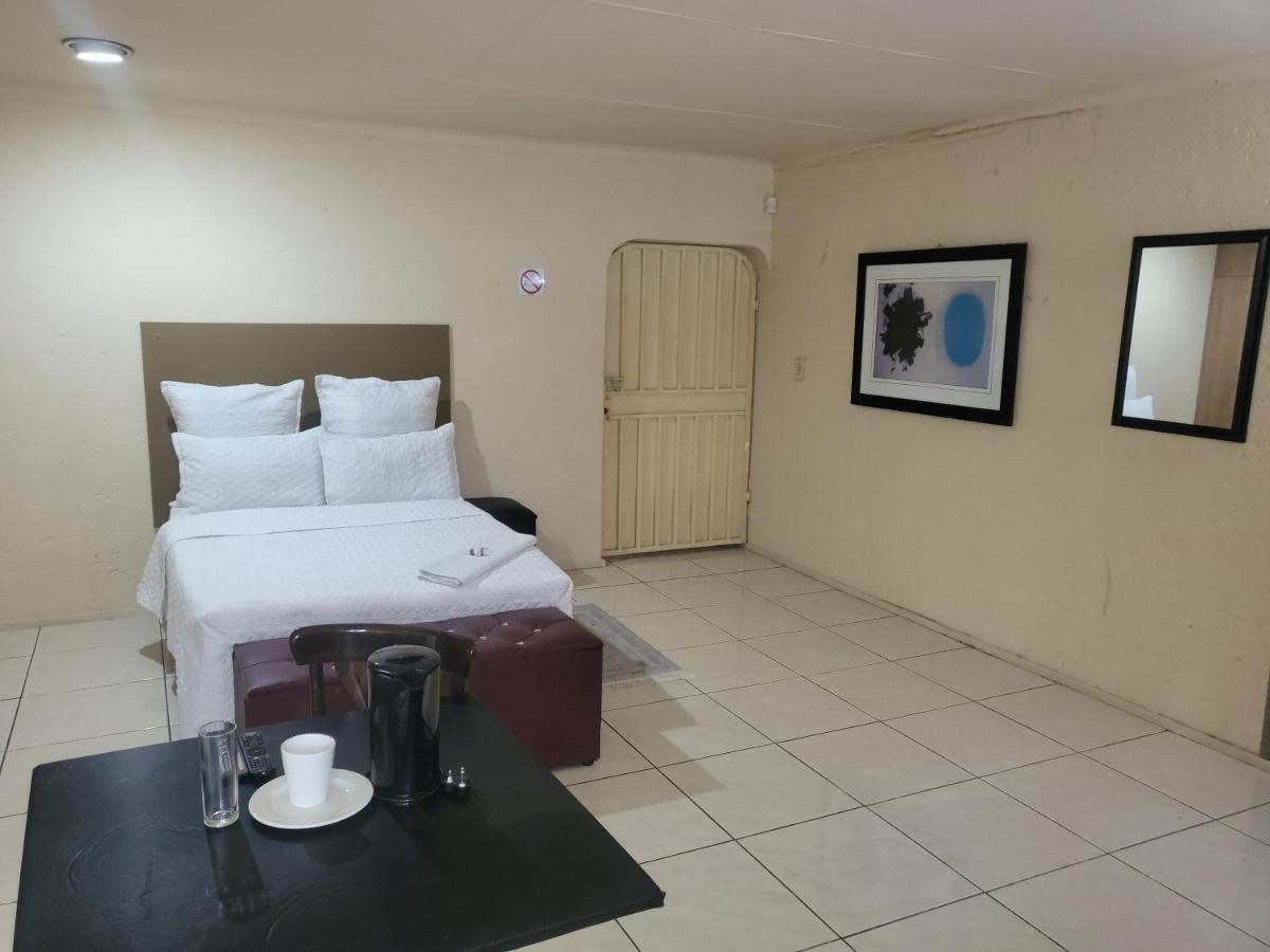 Albatrossways Lodge Sandton Esterno foto