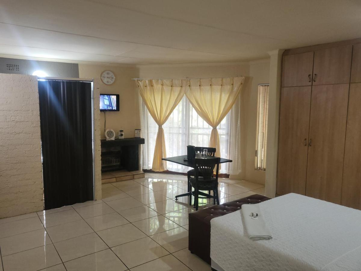 Albatrossways Lodge Sandton Esterno foto