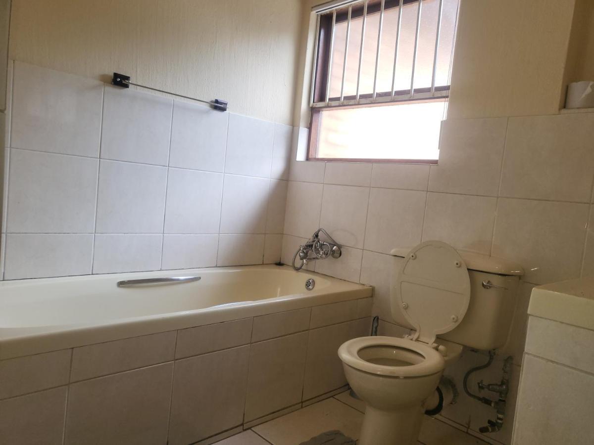 Albatrossways Lodge Sandton Esterno foto