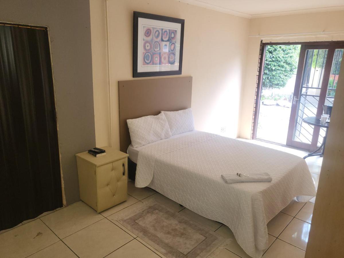 Albatrossways Lodge Sandton Esterno foto