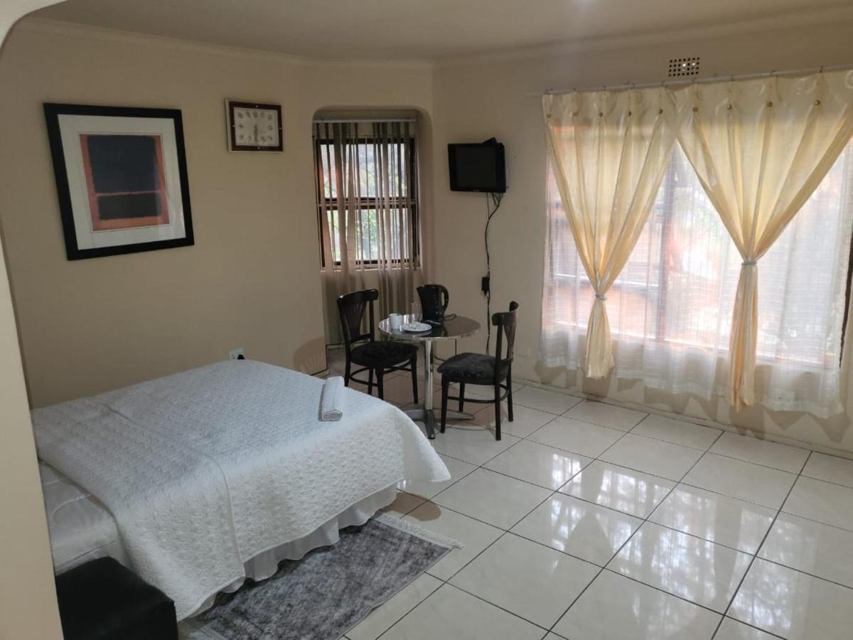 Albatrossways Lodge Sandton Esterno foto